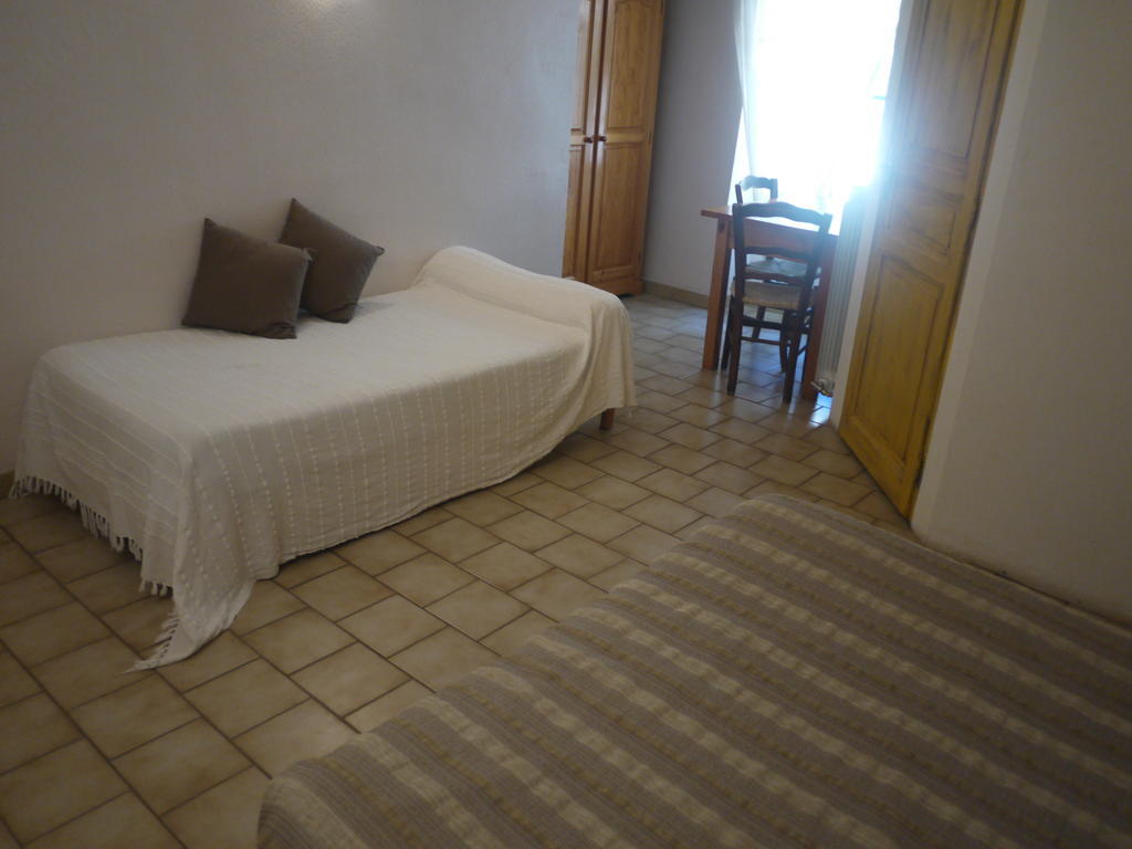 Auberge Des Seguins Buoux Habitación foto