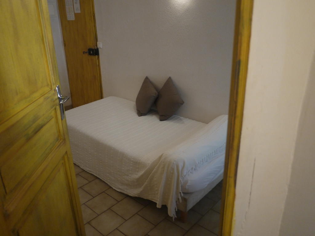 Auberge Des Seguins Buoux Habitación foto