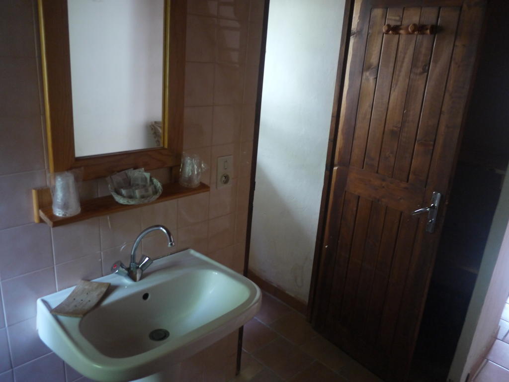Auberge Des Seguins Buoux Habitación foto