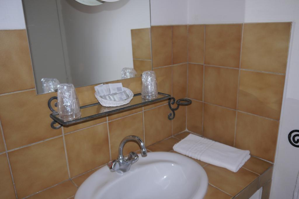 Auberge Des Seguins Buoux Habitación foto