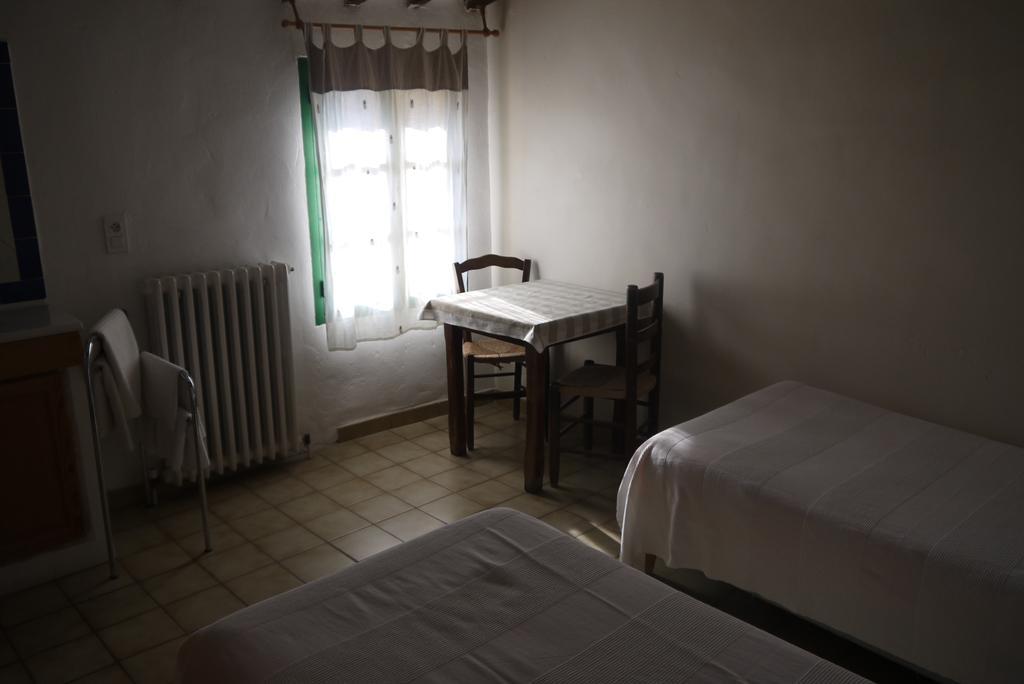 Auberge Des Seguins Buoux Habitación foto