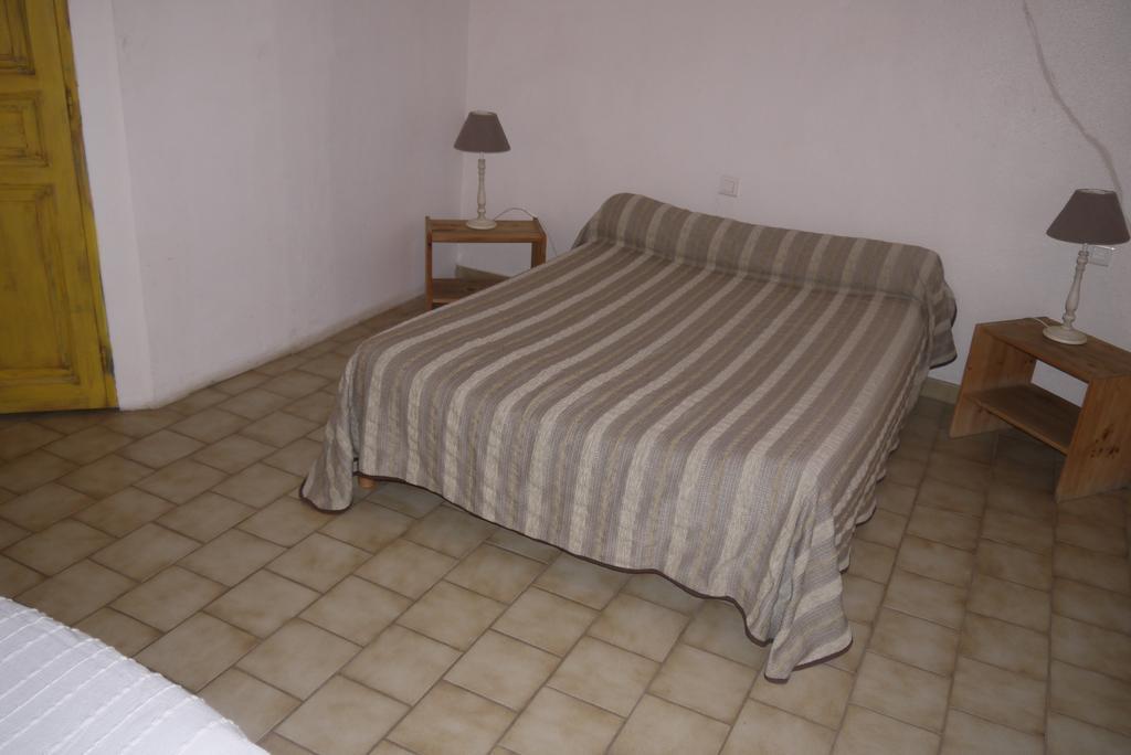 Auberge Des Seguins Buoux Habitación foto