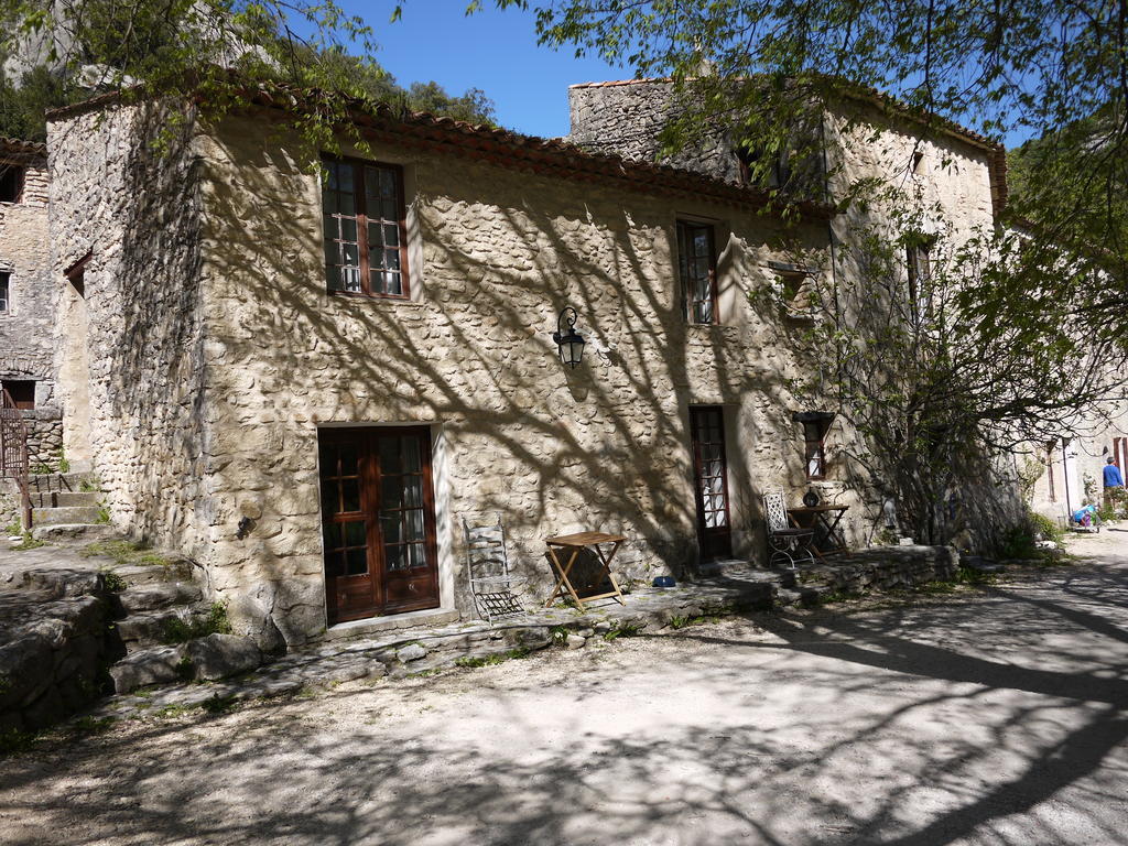 Auberge Des Seguins Buoux Exterior foto